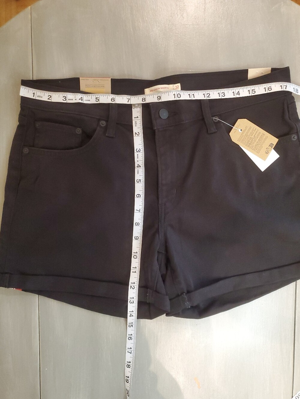 NWT Levi's Black Denim Mid-Length Rolled Cuff Women’s Shorts In Size 32/Size 14 - Picture 8 of 9
